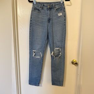 American Eagle distressed medium blue stretch Mom jeans. Size 6 Reg